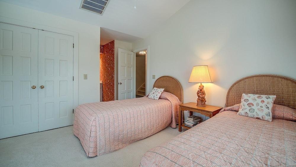 Cozy Oceanview Villa Just Steps From Beach And Pool 3 Bedroom Villa by Peace Vacations