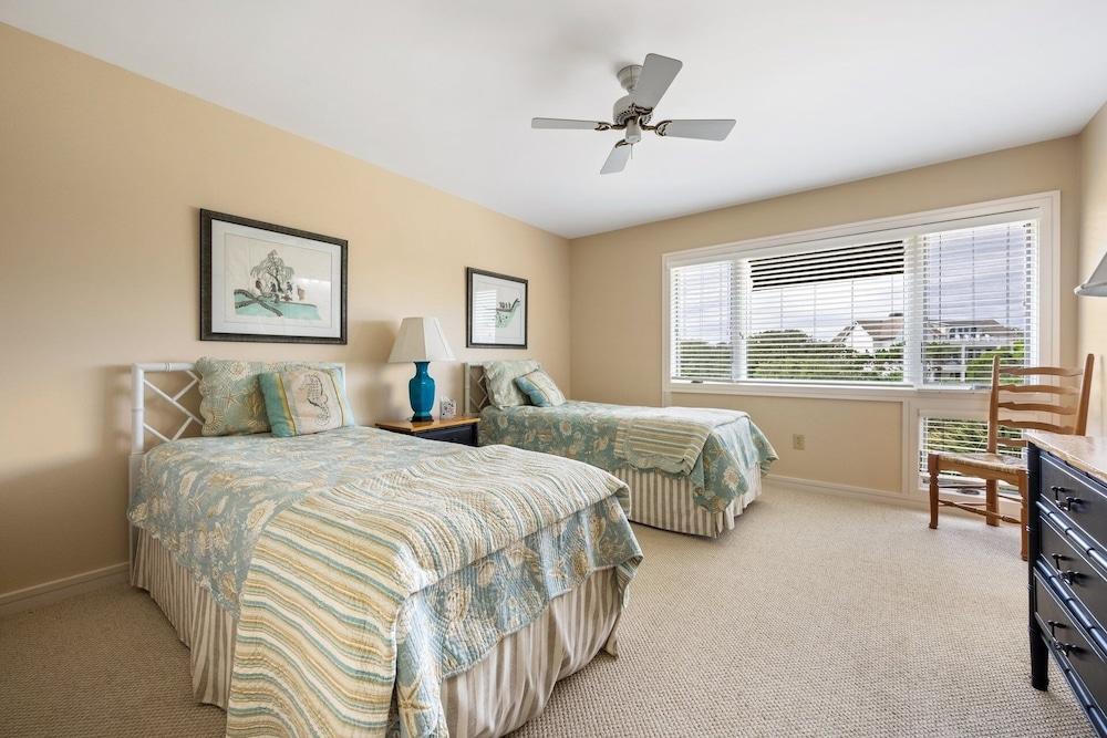 Relax And Unwind In This Terrific Oceanfront Villa With Spectacular Views 4 Bedroom Villa by Peace Vacations