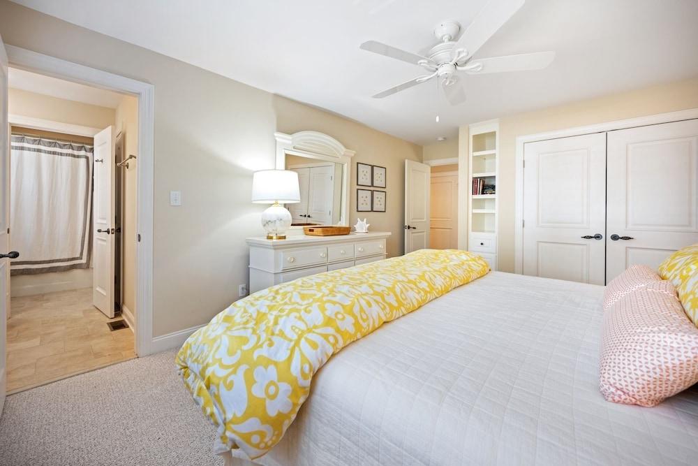 Walking Distance To The Beach In Conveniently Located Ocean Park 4 Bedroom Home by Peace Vacations