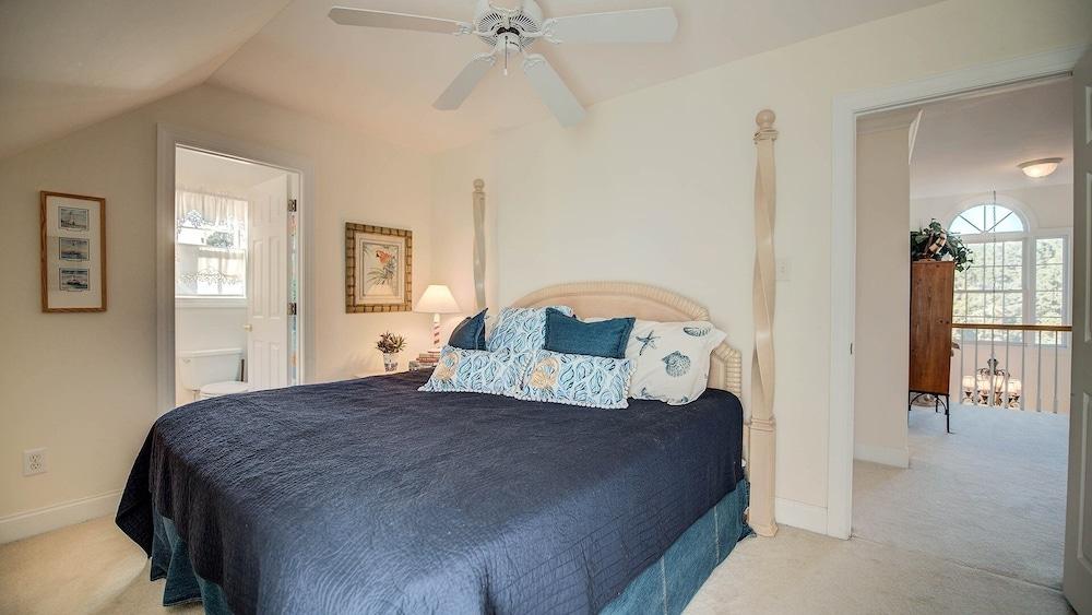 Inviting Beach Retreat With Wonderful Lake Views To Relax And Enjoy 5 Bedroom Home by Peace Vacations