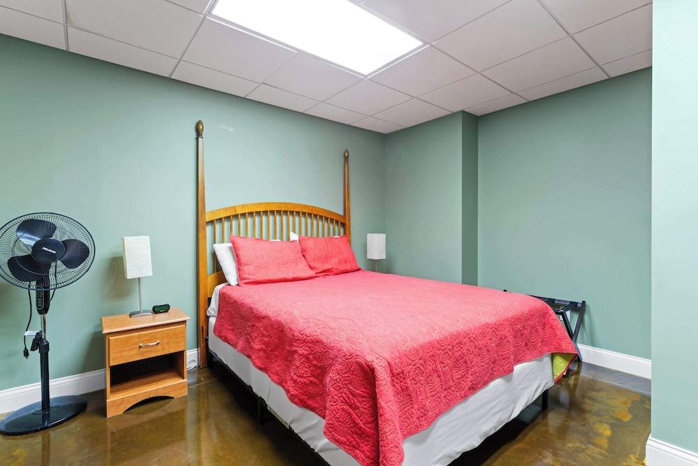 Leeloos on the Lake Sleeps 12