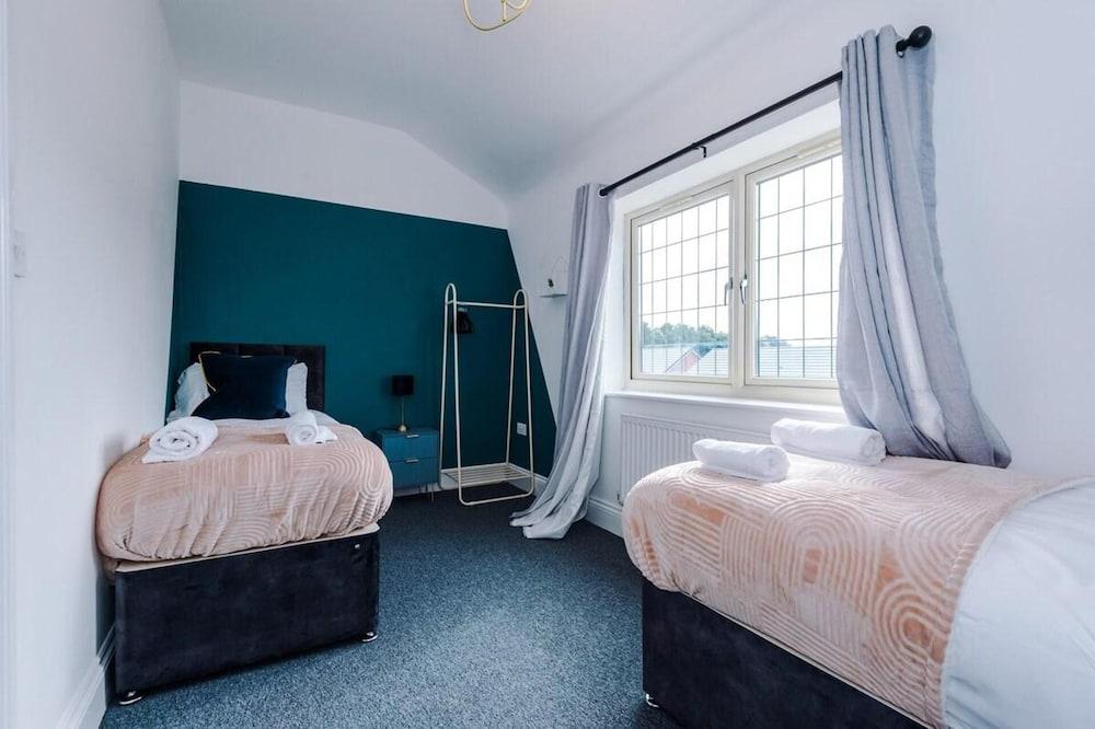 Lovely 4 Bed Litherland Apartment