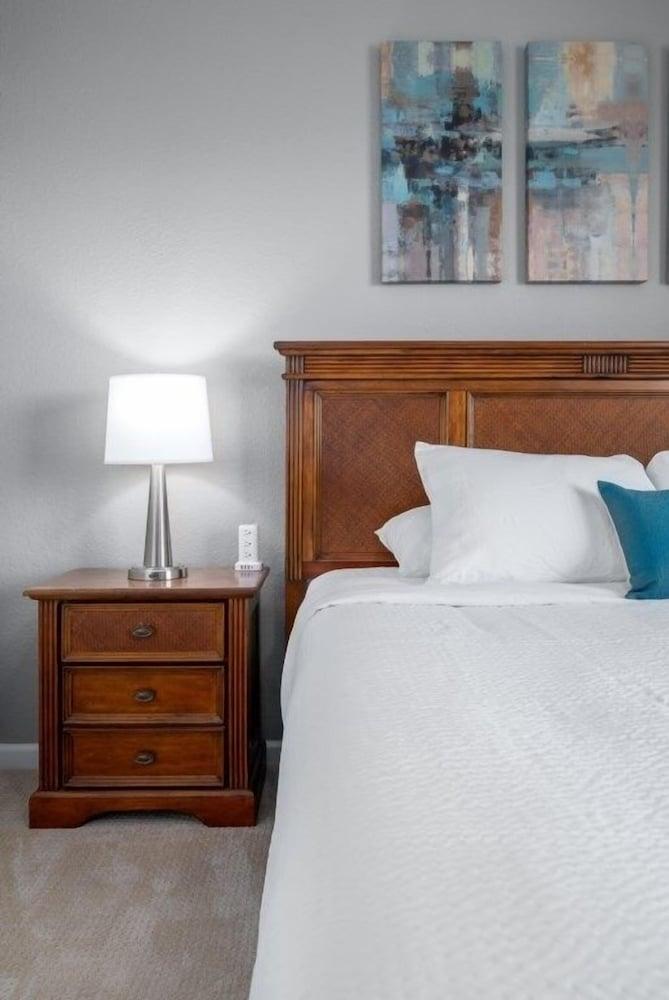 Vista Cay Luxury Rhapsody 3 Bedroom Condo by RedAwning