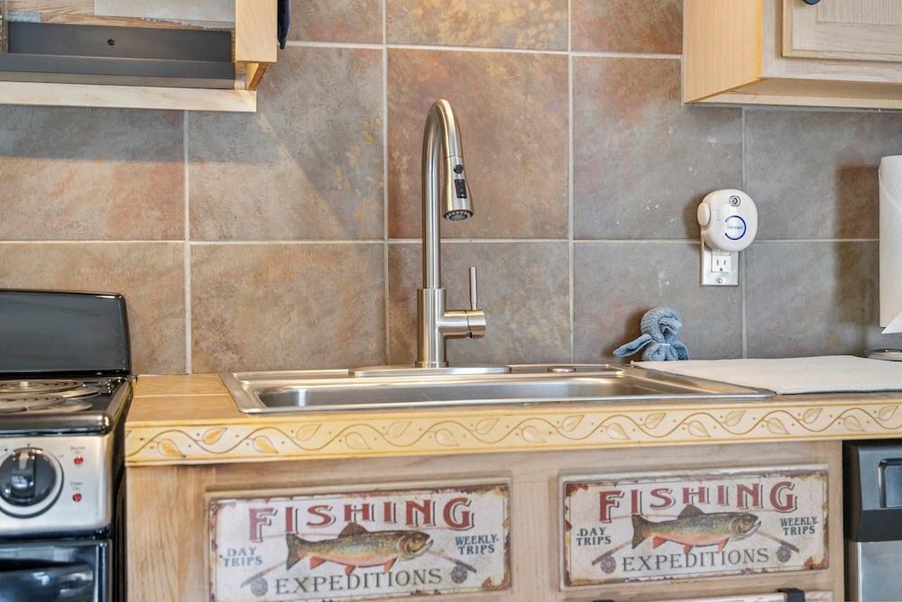 The Nautical Nook Charming Walk-in Condo for 4!