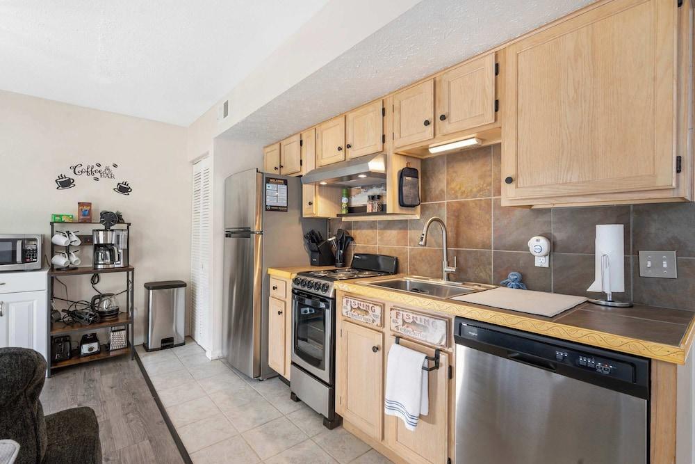 The Nautical Nook Charming Walk-in Condo for 4!