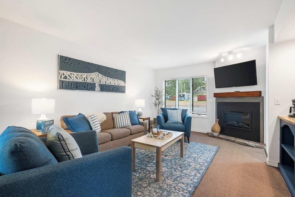 Lakefront Oasis Amazing Views!