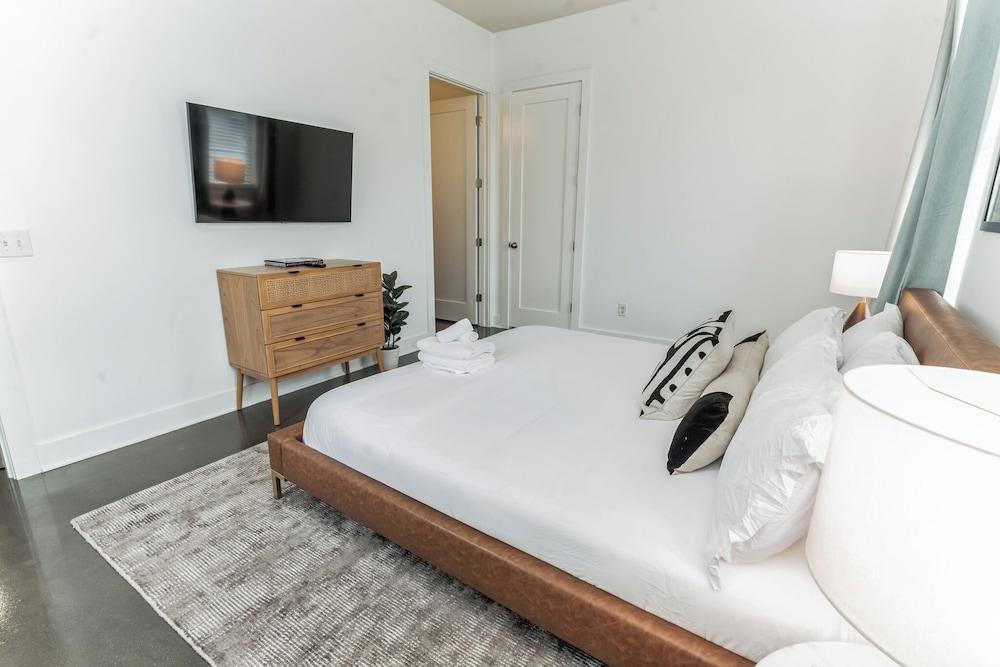 Modern Loft Near West End!