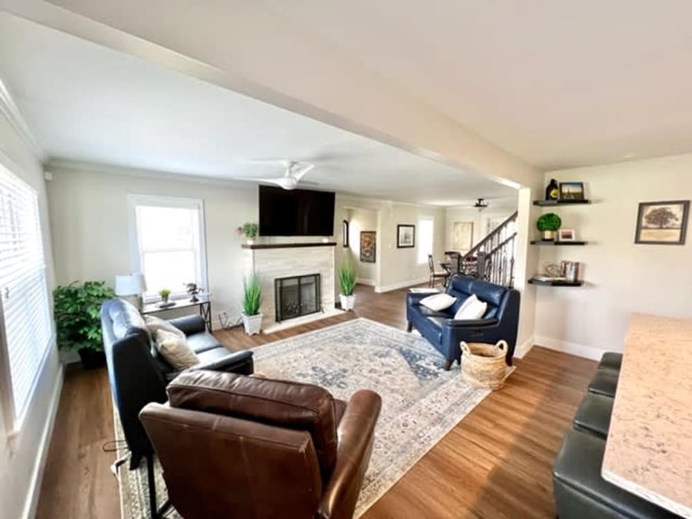 Modern Home Just 10 Mins to Notre Dame 18384