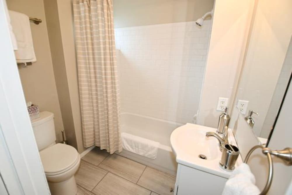 Walk to Notre Dame 3 Bedroom 1 5 Bath Home 717