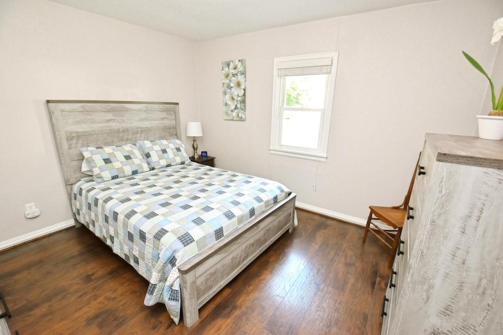 10 min Walk to ND Stadium 1820