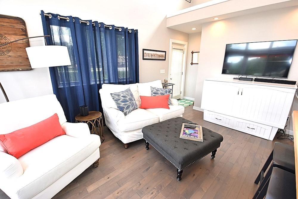 The Chicken Coop a Modern Riverfront Oasis 908