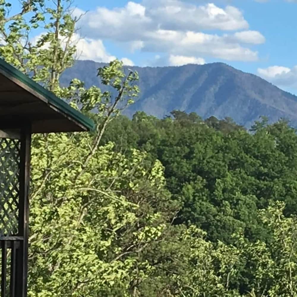 Stunning Views I Between Pigeon Forge Gatlinburg