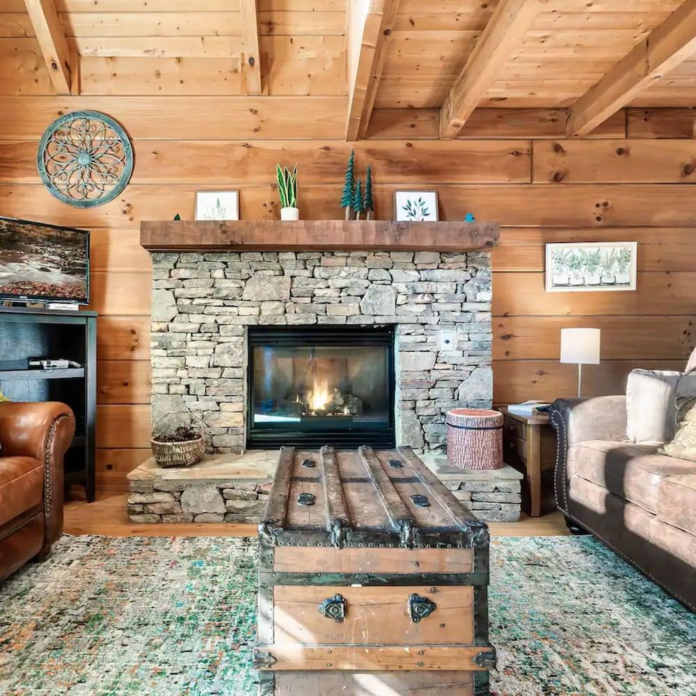 Minutes From Parkway I Private I Views I Hot tub