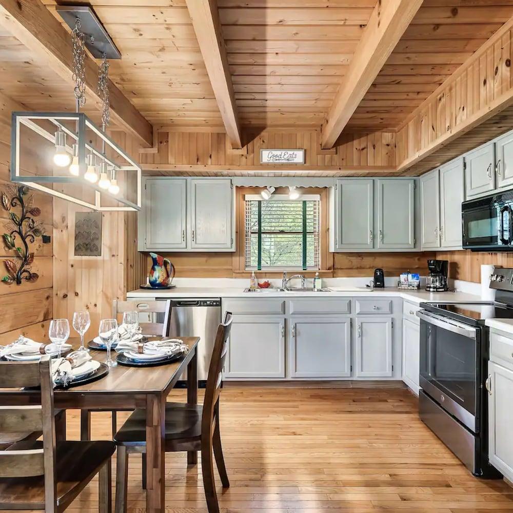 Minutes From Parkway I Private I Views I Hot tub