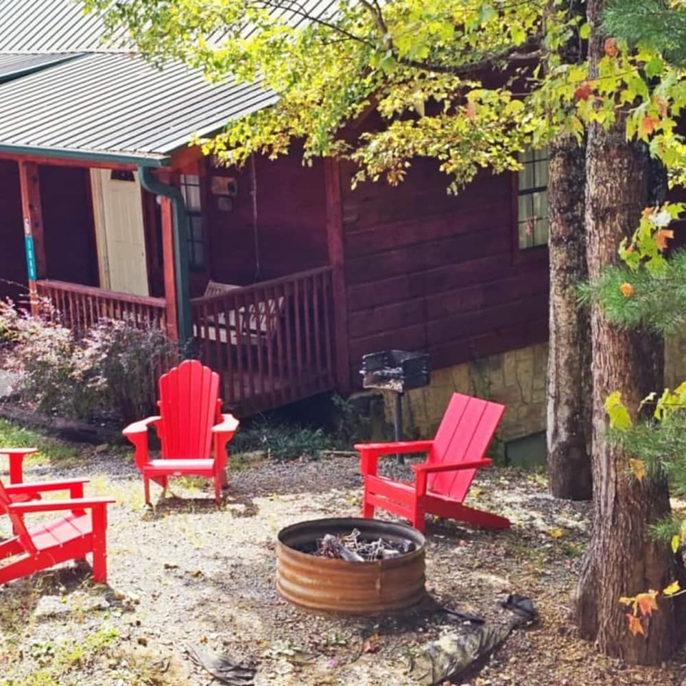 Firepit I Between Pigeon Forge Gatlinburg I Hottub