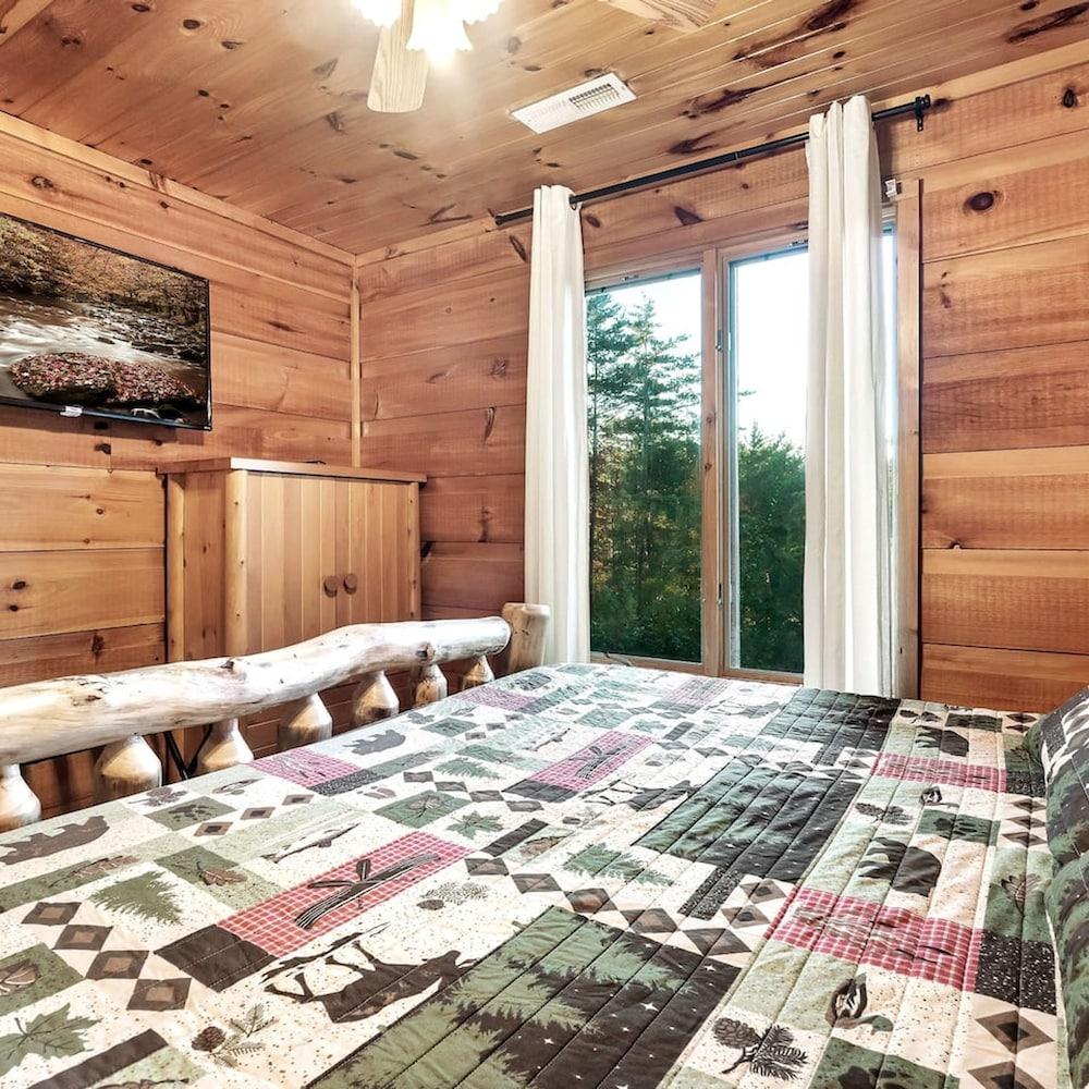 Views I Firepit I Pool Table I Hot Tub I Sleeps 4