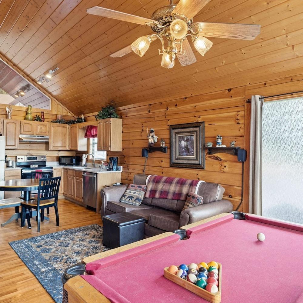 Views I Mins to Dollywood I Hot tub I Pool Table