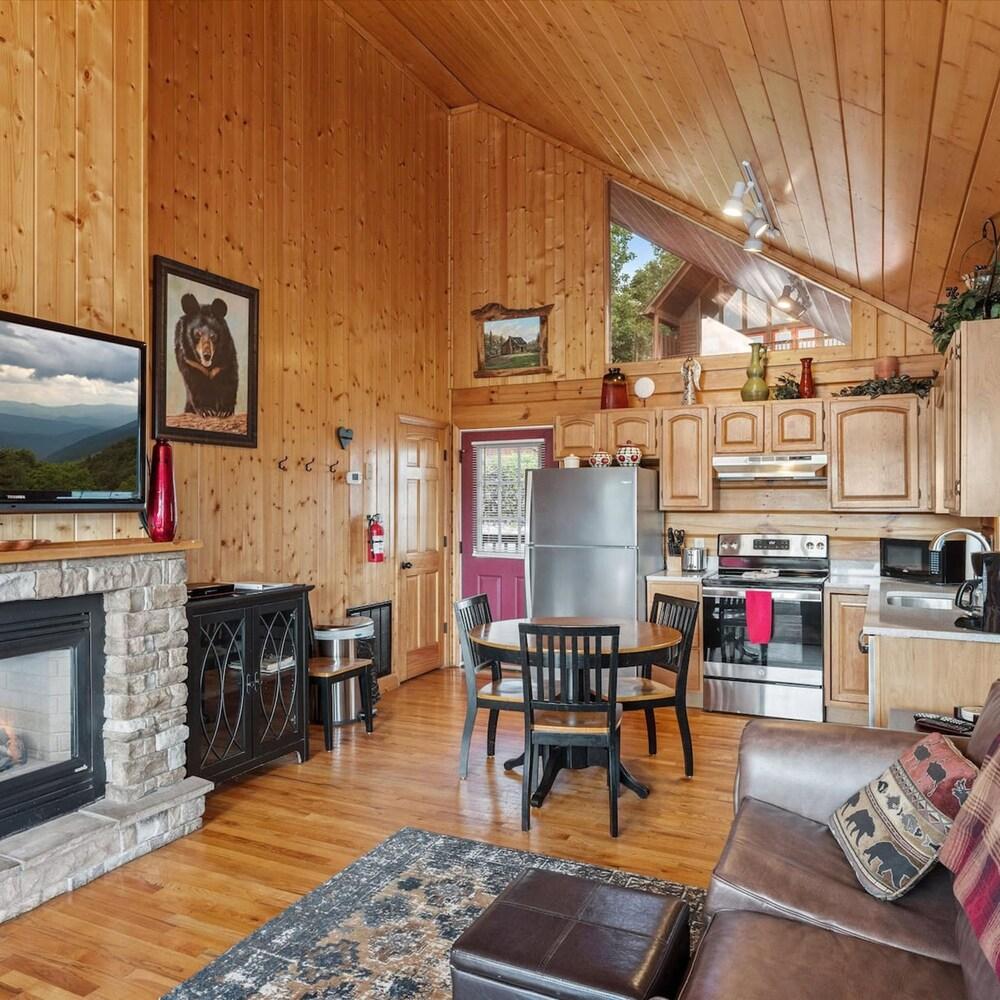 Views I Mins to Dollywood I Hot tub I Pool Table