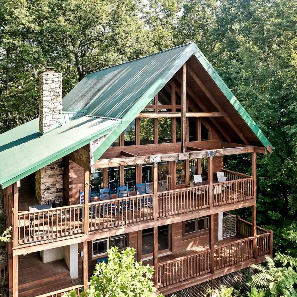 Stunning Mountain Views Hot tub Firepit Arcade