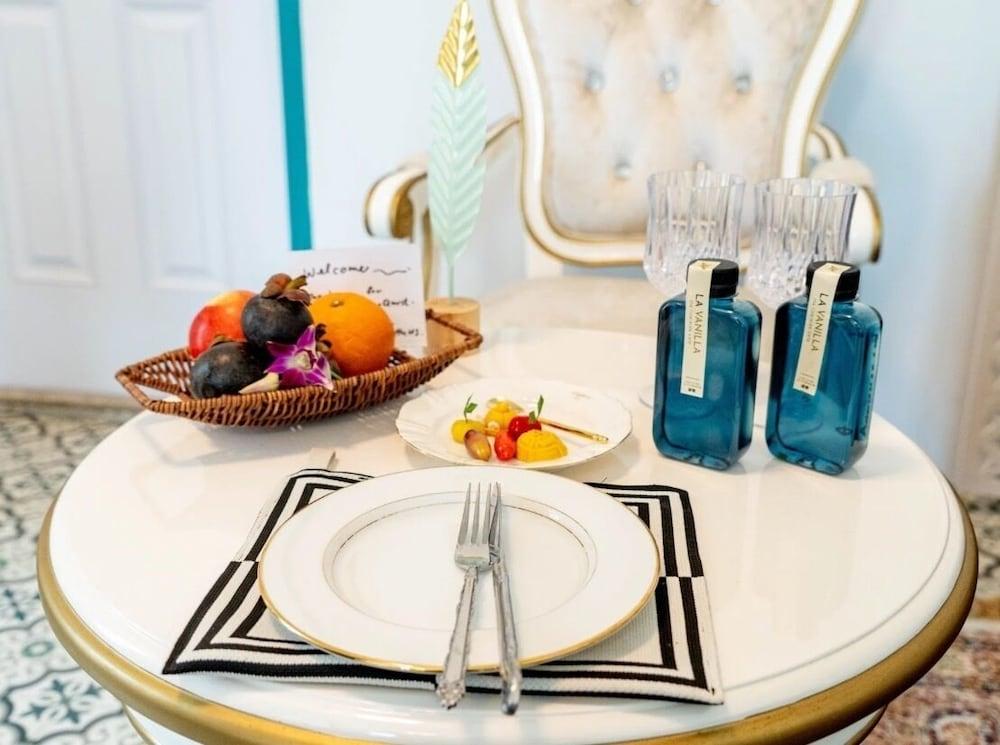 RoomQuest Baan Khun Phra The Iconic