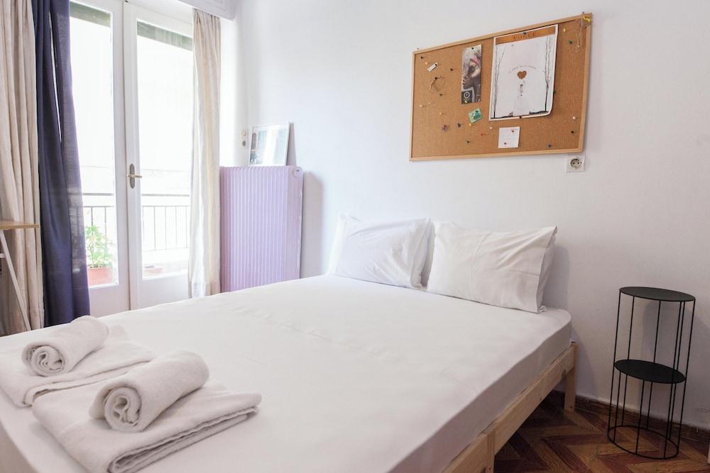 Spacious 2 Bd Pireas Apt w Cozy Balcony