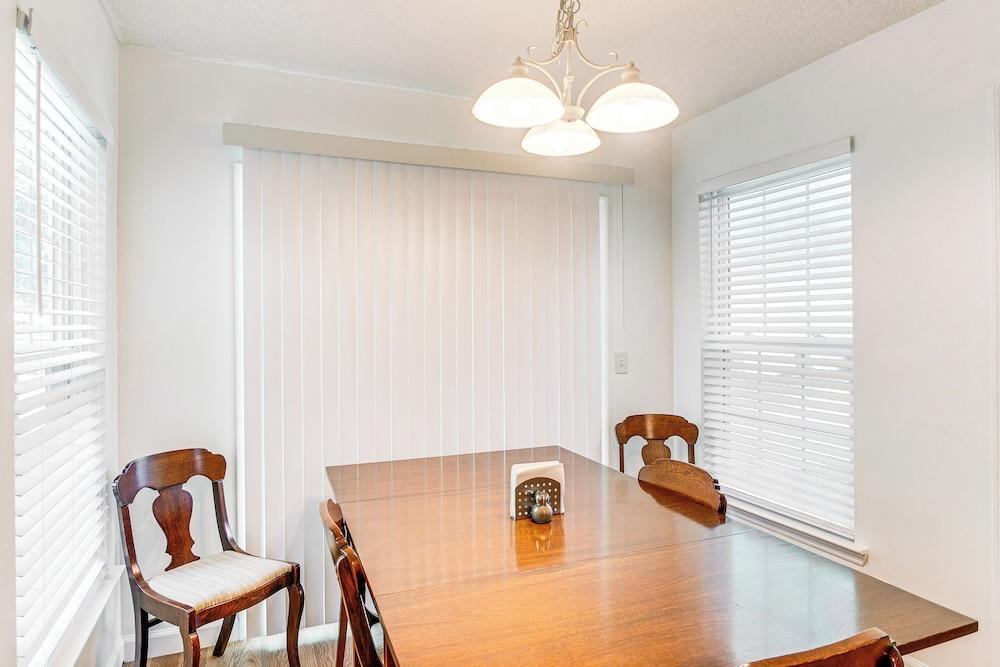 Cozy Brunswick Home: 13 Mi to St Simons Island!