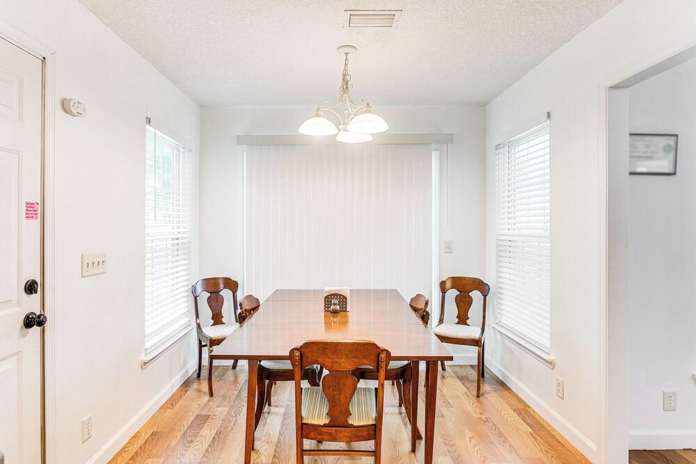 Cozy Brunswick Home: 13 Mi to St Simons Island!