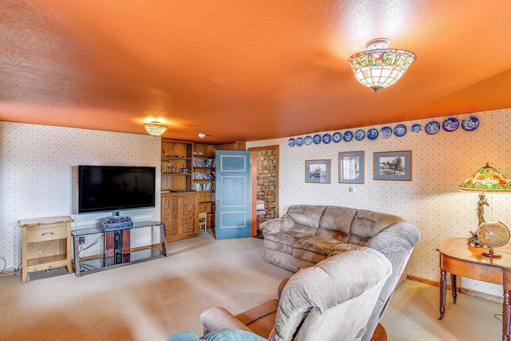 Grand Mountain Chalet w/ Hot Tub & Mountain Views