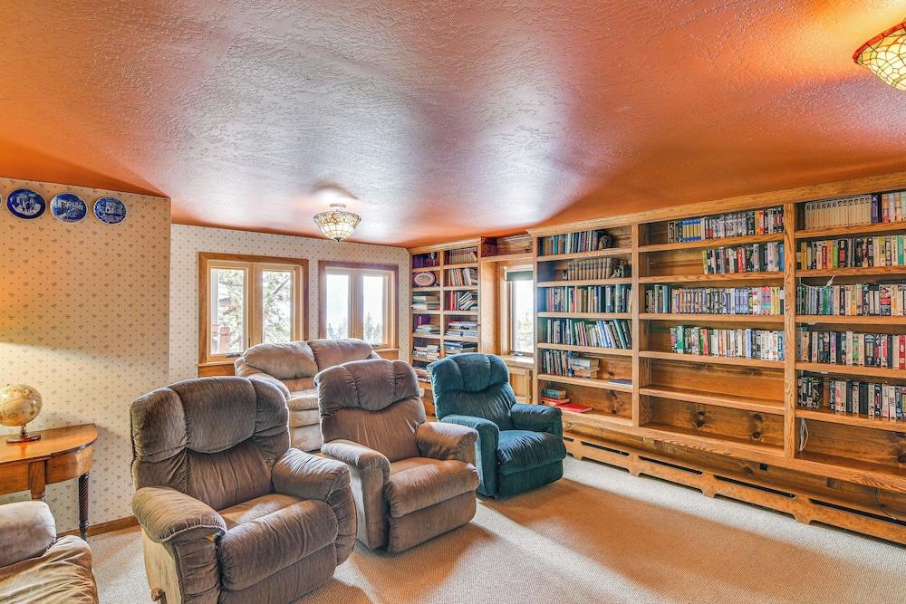 Grand Mountain Chalet w/ Hot Tub & Mountain Views