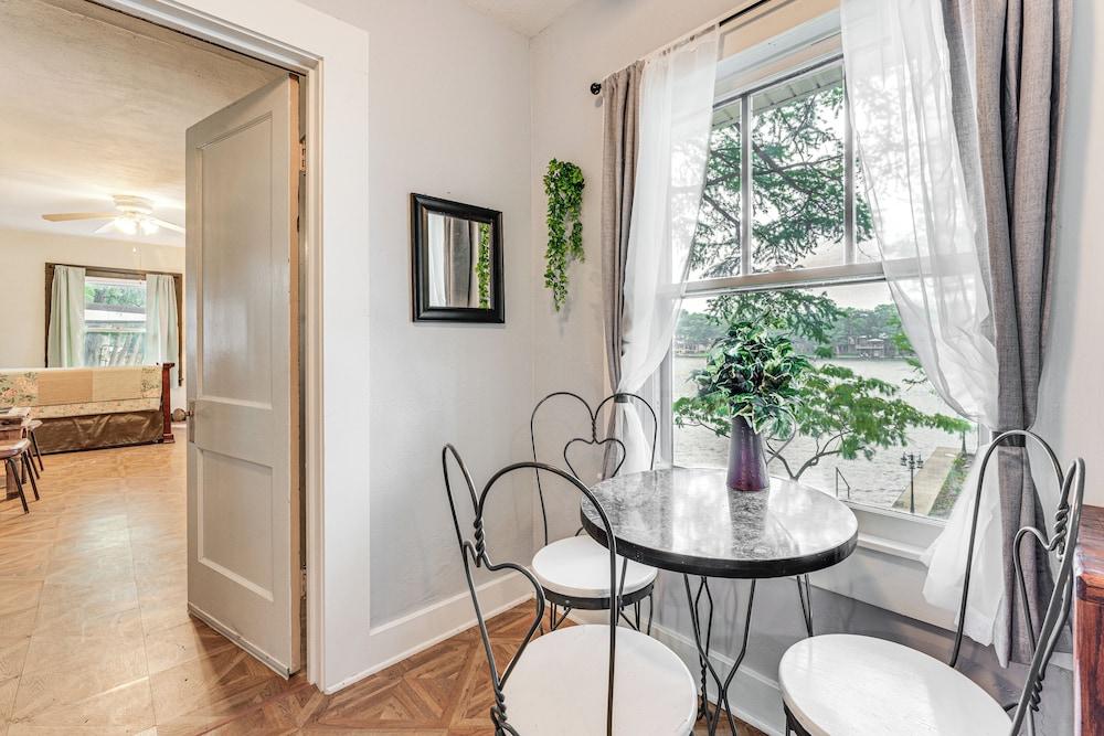 Lakefront Cottage in Clear Springs w/ Deck & Patio