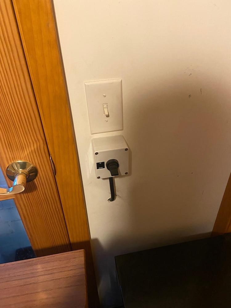 Hot tub bar and Pool Table Near Dear Park Manor