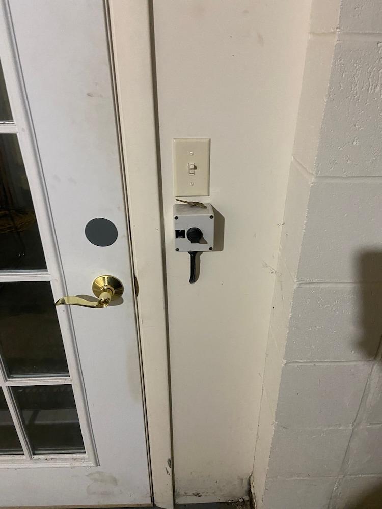 Hot tub bar and Pool Table Near Dear Park Manor