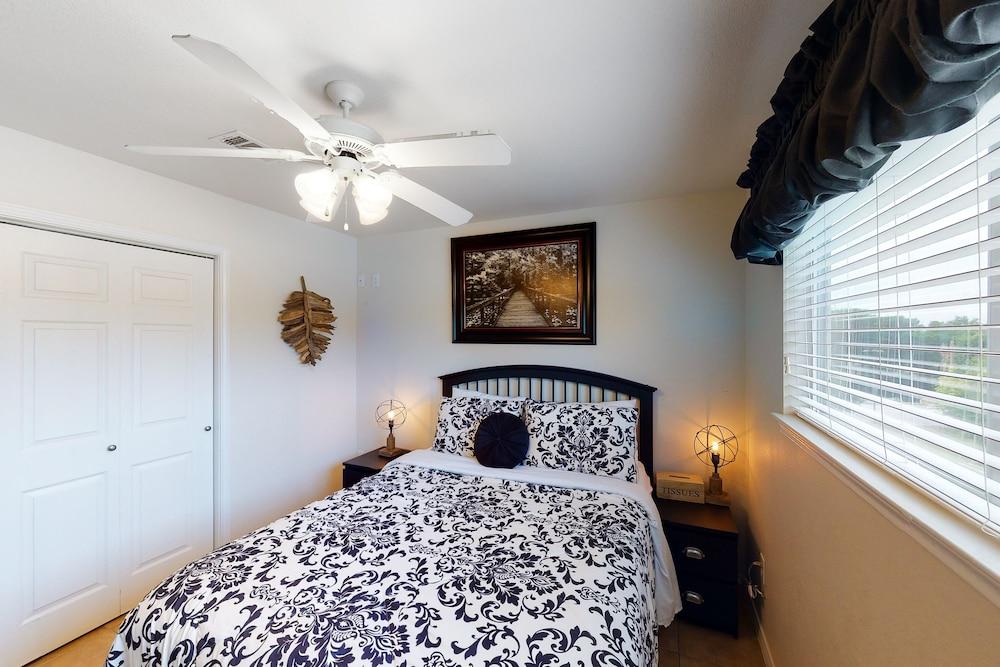 Ww I303 Guadalupe Paradise! 3 Bedroom Condo by RedAwning