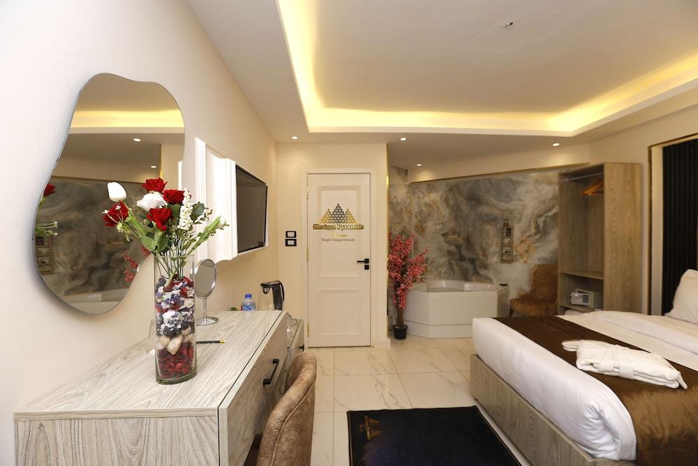 Horizon Pyramids view inn