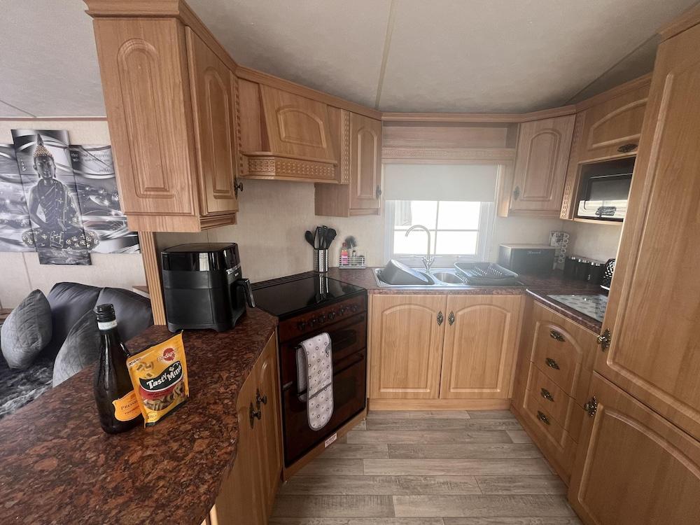 Cozy Cabin Retreat in Towyn