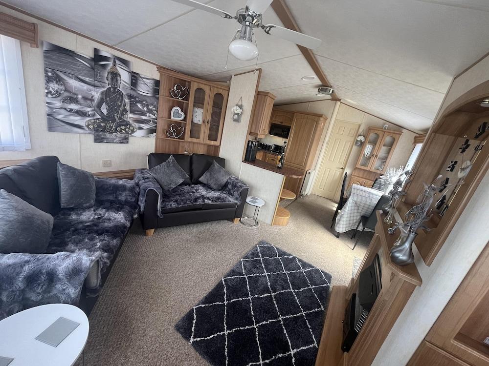 Cozy Cabin Retreat in Towyn