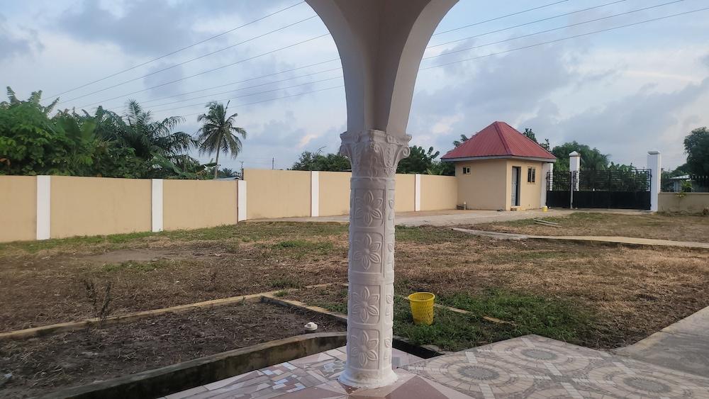 Assembly Hotel - Esiama