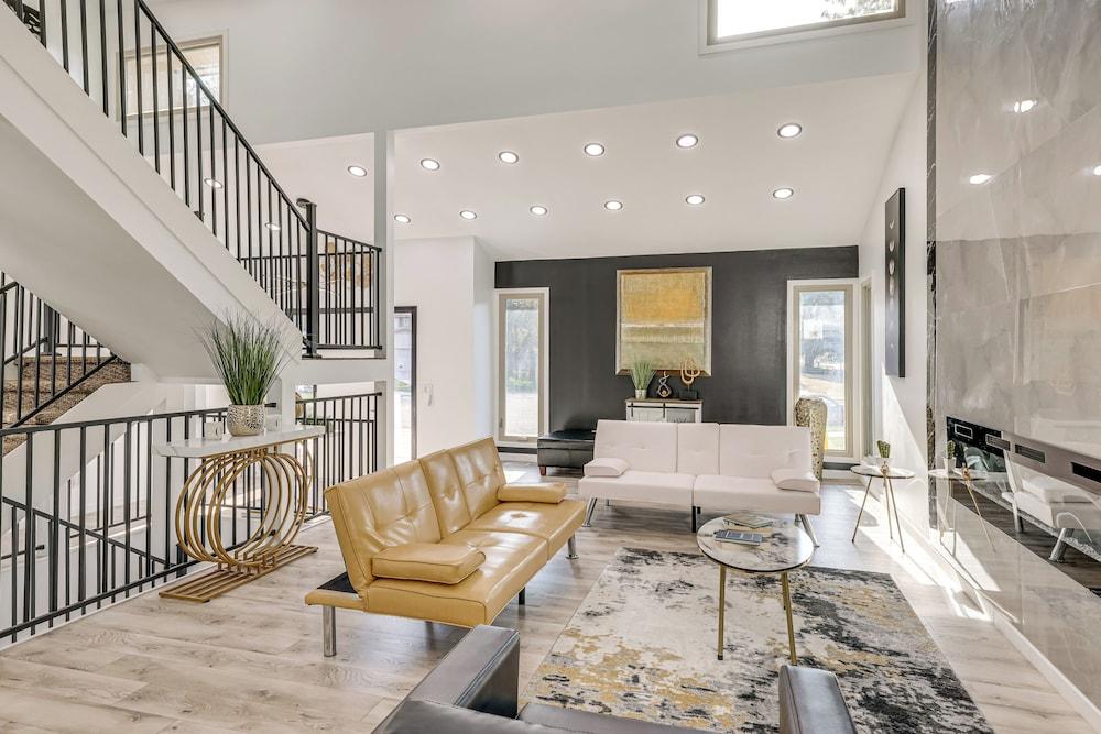 1 Mi to Holmes Lake: Bright & Modern Lincoln Home!