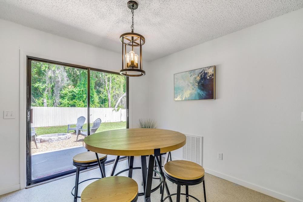Bright Crystal River Home ~ 2 Mi to State Parks!
