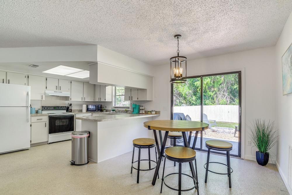 Bright Crystal River Home ~ 2 Mi to State Parks!