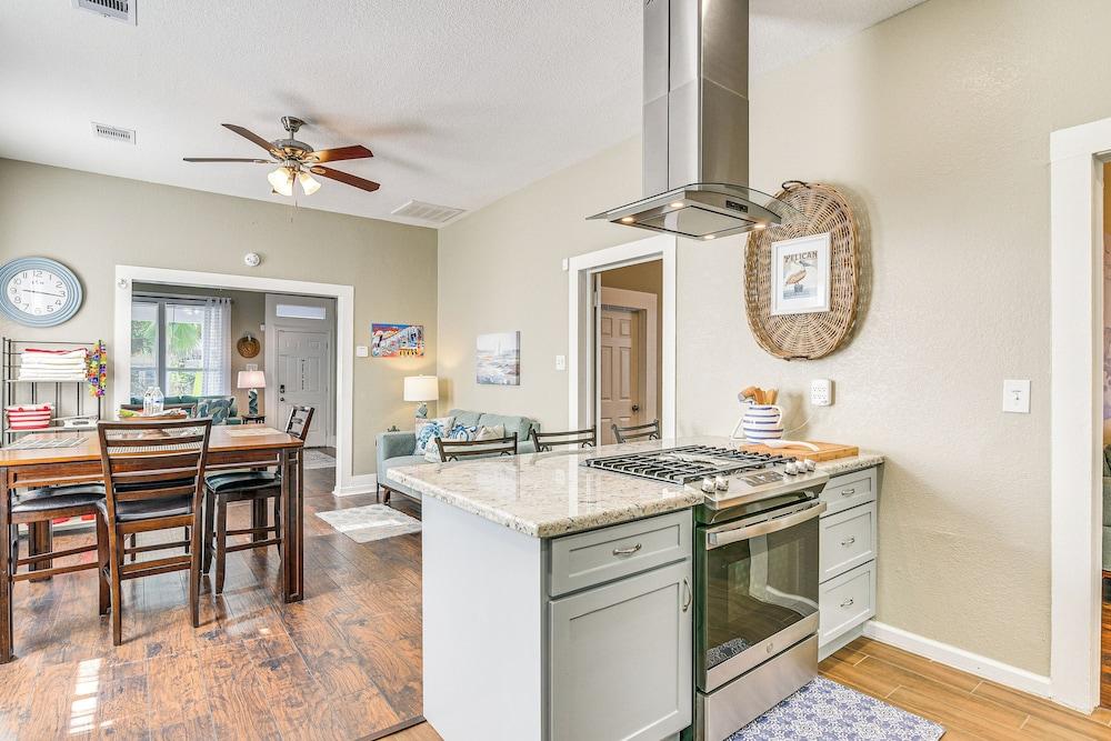 Half Mi to Galveston Seawall: Home w/ Yard & Grill