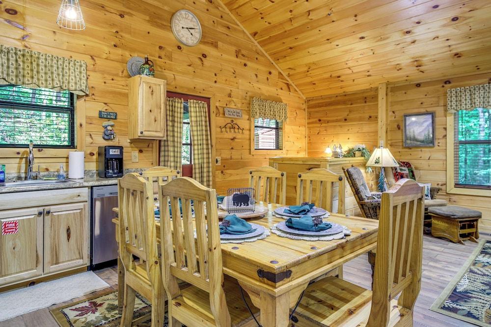 Cabin w/ Private Hot Tub ~ 7 Mi to Pigeon Forge!