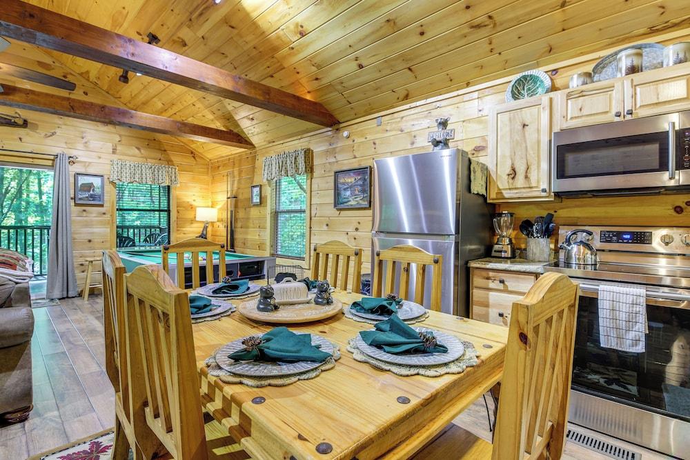 Cabin w/ Private Hot Tub ~ 7 Mi to Pigeon Forge!