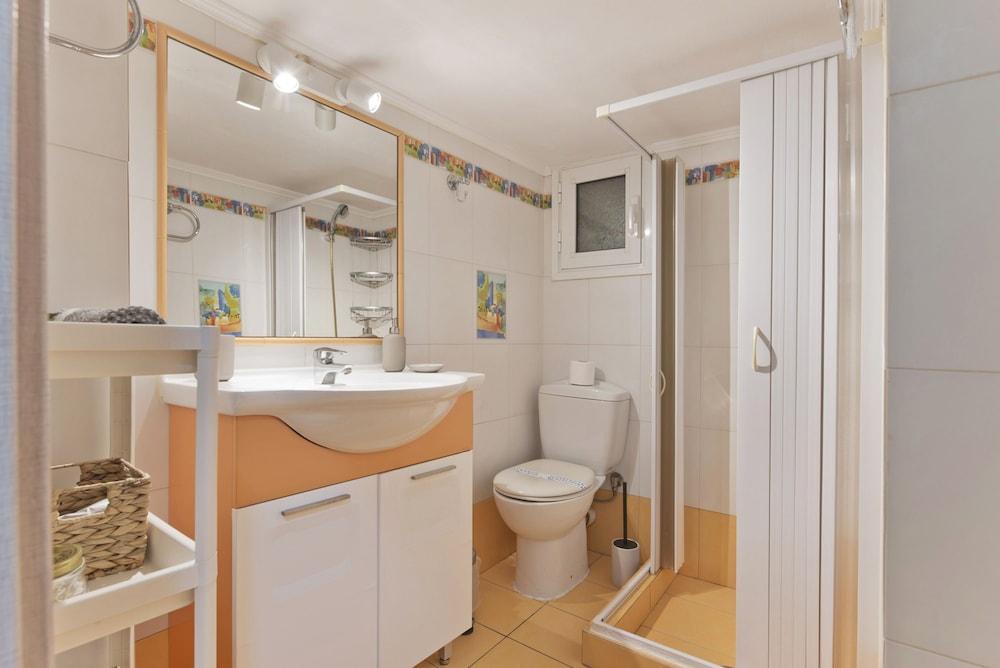 Irida With 1 Bedrooms and 1 Bathrooms