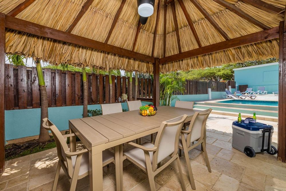 Sleeps 12 Spacious Private Pool Great Location