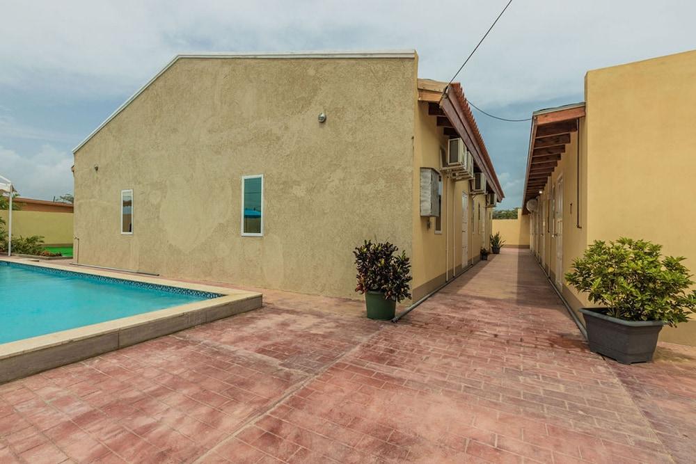 2 Queen Studio w Pool BBQ Hotwater Close 2 Beach