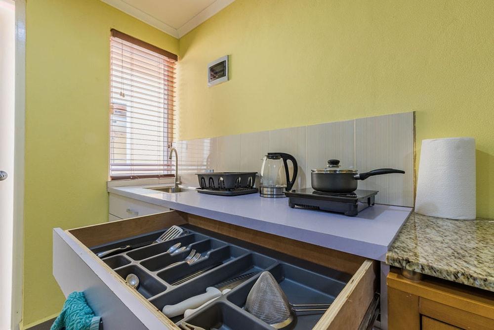 2 Queen Studio w Pool BBQ Hotwater Close 2 Beach