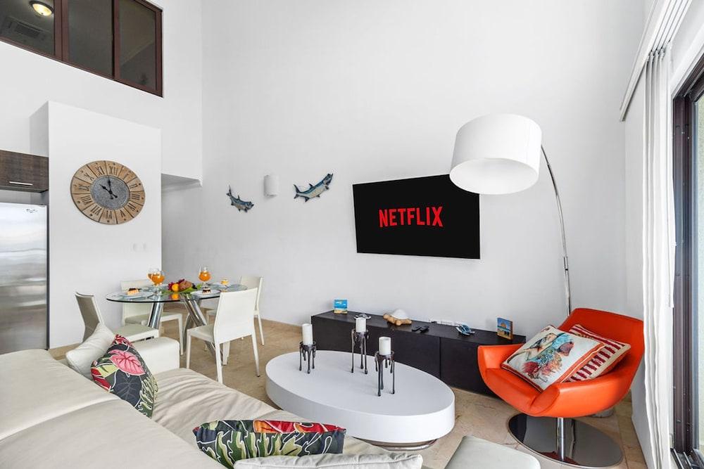 2BR 2BA Duplex w Amazing Views Pool Amenities