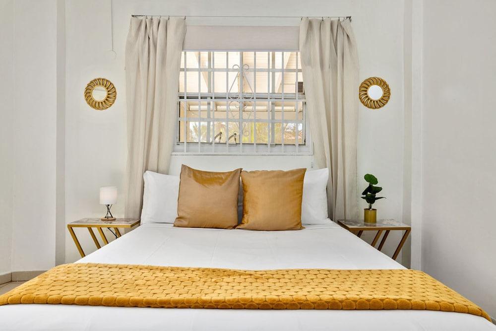 Cozy Central 4br3ba Home w Pvt Pool Largegarden