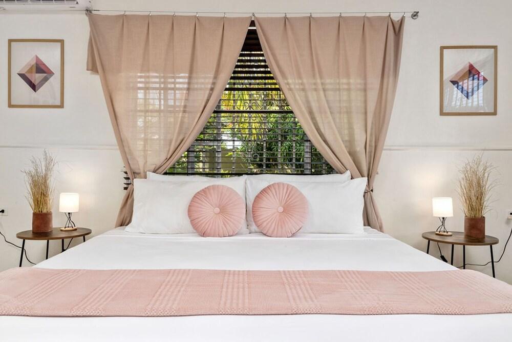 Cozy Central 4br3ba Home w Pvt Pool Largegarden